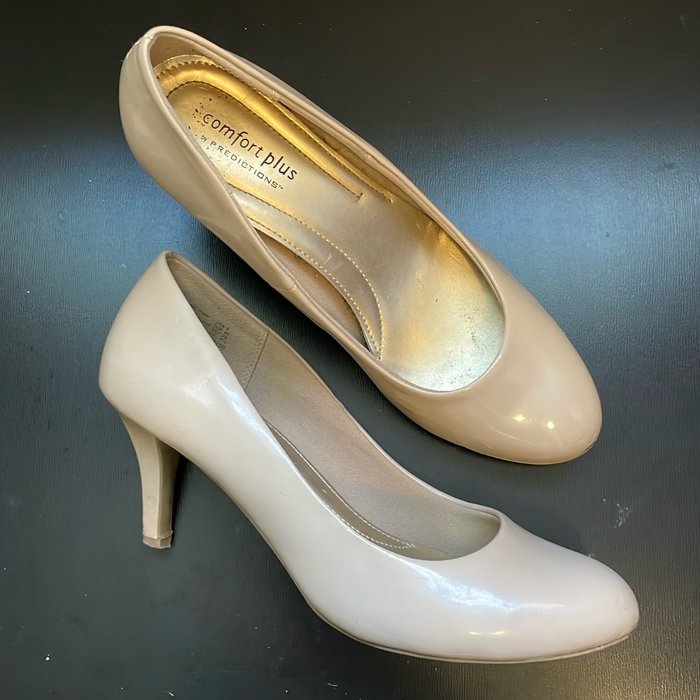 Nude pumps